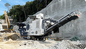 crawler mobile crusher on quarry